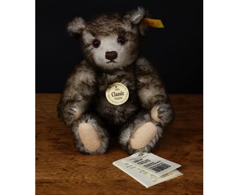 Steiff (Germany) EAN 006418 Classic teddy bear replica 1926, trademark Steiff button to ear with red and yellow tag, 22cm hig