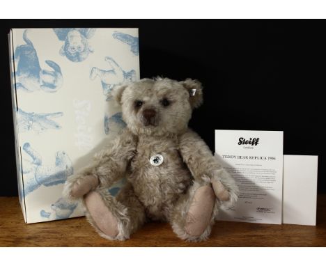 Steiff (Germany) EAN 403064 teddy bear replica 1906, trademark Steiff button to ear with black and white tag, 45cm high, boxe
