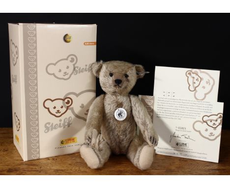 Steiff (Germany) EAN 408007 teddy bear replica 1908, trademark Steiff button to ear with black and white tag, 32cm high, boxe