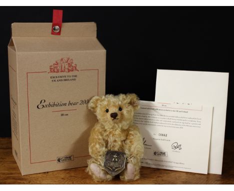 Steiff (Germany) EAN 661419 Exhibition teddy bear 2004, trademark Steiff button to ear with red and white tag, 20cm high, box