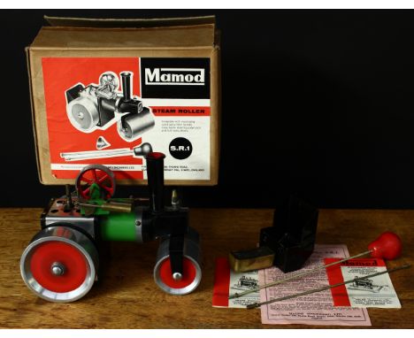 A Mamod S.R.1 steam roller live steam model, green body, red spoked flywheel, boxed with steering rod, scuttle piece, burner 