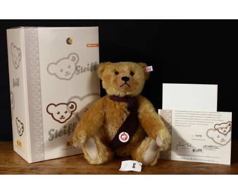 Steiff (Germany) EAN 662966 British Collectors' teddy bear 2008, trademark Steiff button to ear with red and white tag, 38cm 