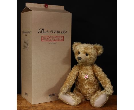 Steiff (Germany) EAN 404153 Baerle 34 PAB teddy bear replica 1904, trademark Steiff button to ear, 58cm high, boxed