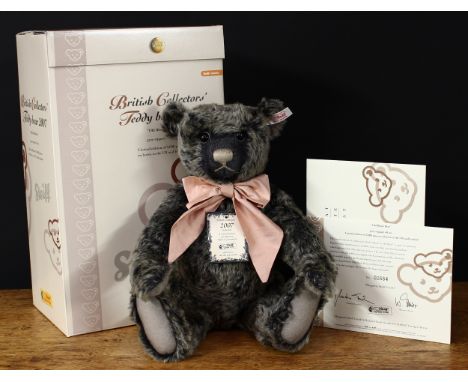 Steiff (Germany) EAN 662508 British Collectors' teddy bear 2007, trademark Steiff button to ear with red and white tag, 40cm 