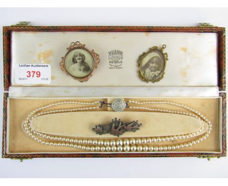 Vintage costume jewellery including a gilt metal locket brooch, a pendant locket, a Victorian silver bar brooch (a/f), and a 