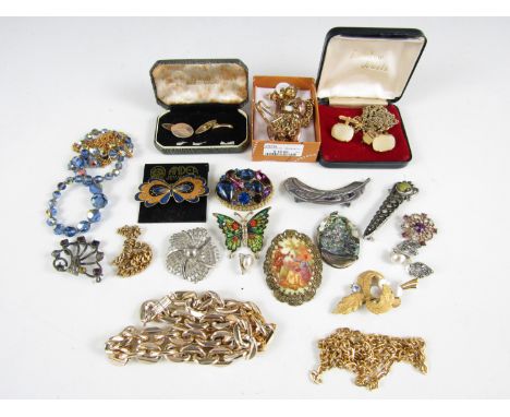 A quantity of vintage costume jewellery 