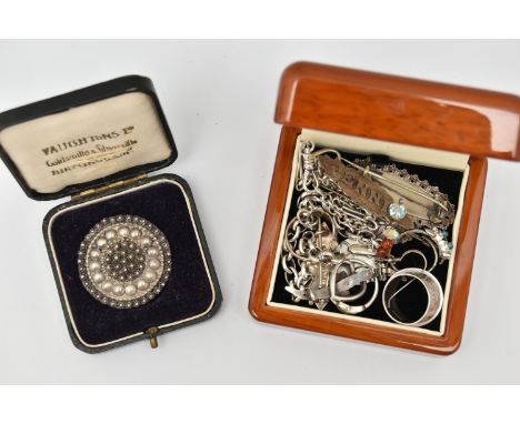 A SMALL ASSORTMENT OF JEWELLERY, to include four silver brooches, each with a full silver hallmark, five white metal rings, a