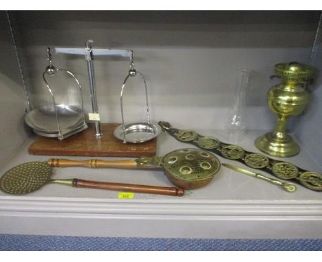 A brass oil lamp and mixed brassware to include horse brasses and a set of WA Webb scales 