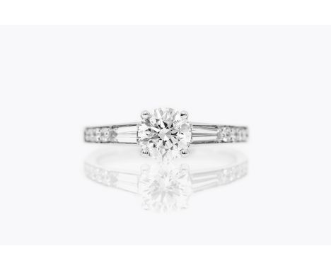 Der Verlobungsring einer Dame aus 18 Karat Weißgold und Diamant, Simon G. Der Artikel ist markenrechtlich geschützt und der Z