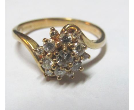 A 9ct gold cluster ring 2.1g size K/L