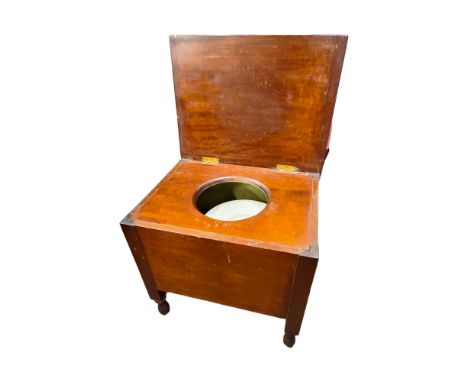 COMMODE 