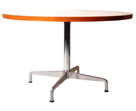 A retro vintage 20th Century circular large side table or dining table in the manner of Herman Miller having a circular thick