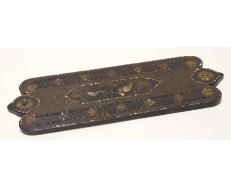 Unusual mother of pearl inlaid Oriental style lacquered cribbage scoring board of shaped rectangular design, the centre depic