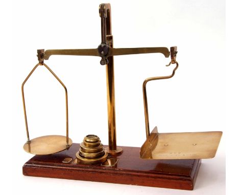 Early 20th century mahogany and lacquered brass postal scale, De Grave, Short &amp; Co Ltd, GPO on a shaped and moulded recta