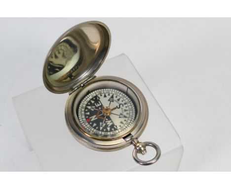 A World War One (WW1 / WWI) period Dennison pocket compass, the case numbered 2370. [W]