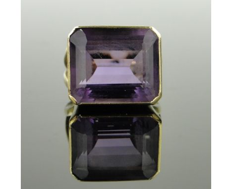 A large 15ct gold ring,
set with a rectangular cut amethyst, amethyst 18mm x 15mm.