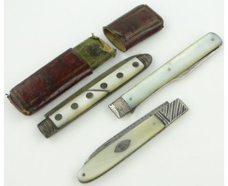 2 Georgian silver fruit knives (1 cased),
and a Georgian silver and mother of pearl travelling fork, (3).