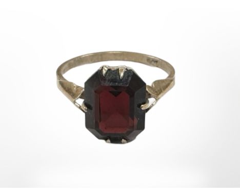 A 9ct gold garnet ring, size K CONDITION REPORT: 2g
