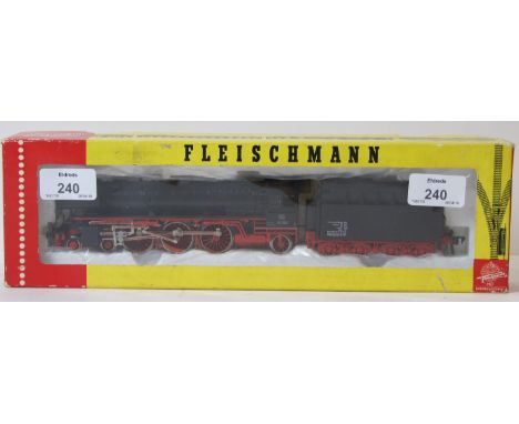 Fleischmann HO, 1362, Class 01 4-6-2 locomotive no.01 220, in DB black and red livery.