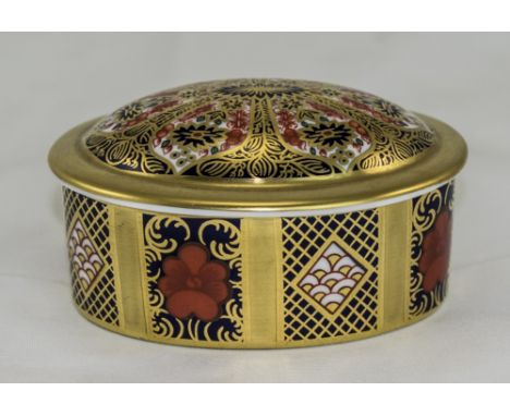 Royal Crown Derby Imari Pattern Lidded Trinket Box. Old Imari Pattern 1128. Date 1993. Height 1.5 inches, Diameter 3.25 inche