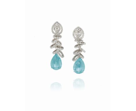 réalisé avec une série de motifs floraux en tourmalines paraiba, saphirs et diamants taillés en coeur, ovale, ronde et goutte