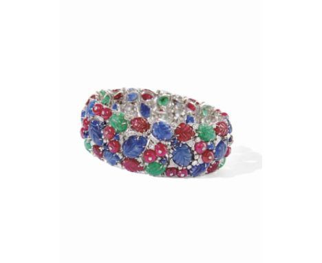 bracelet en or monture articulée serti de rubis, émeraudes, saphirs taillés à décor de feuilles, rubis et saphirs taillés en 