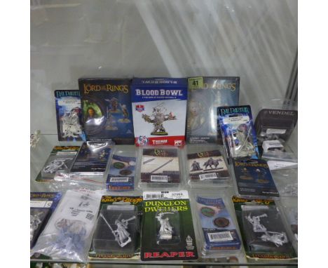 A collection of 25 Lord of the Rings and other figures - all boxed - please see images for vendors list 