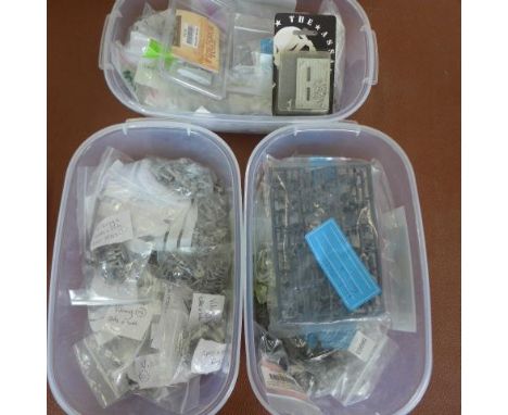 A large collection of Lord of the Rings and other metal and plastic Wargaming fantasy figures - some in original packaging - 