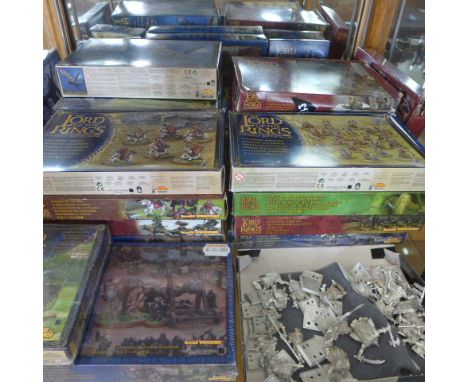 A good collection of Games Workshop Lord of the Rings boxed figure sets and others - 33 in total 