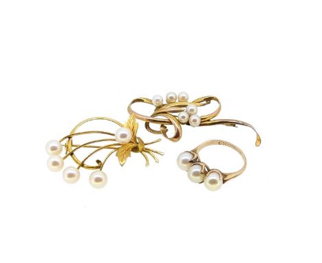Two pearl brooches, together with a pearl ring, first, the floral brooch set with five pearls, diameter from 6 to 6.5mm, pin 