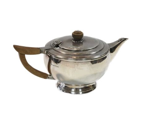 A George V silver teapot, mark of Deakin &amp; Francis Ltd., Birmingham 1913, of simple circular form with squat spout, part 