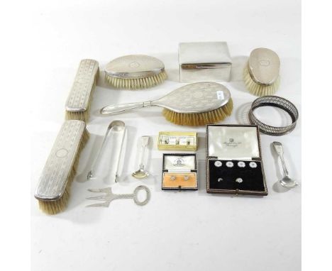 A collection of silver, to include an early 20th century ornate silver cake fork, two mustard spoons, a table cigarette box, 