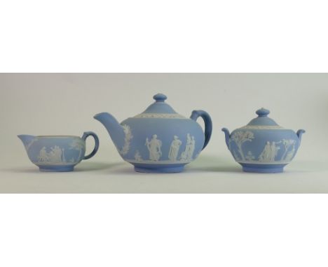 Wedgwood dip light blue tea service: Teapot, sugar &amp; cream, height of teapot 11cm. 