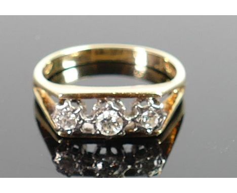 18ct gold three stone diamond ring, size N/M, 4g. 