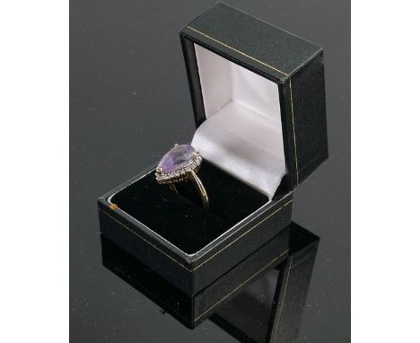 9ct gold ladies ring set with heart shaped amethyst stone: size O/P, 4.8g. 