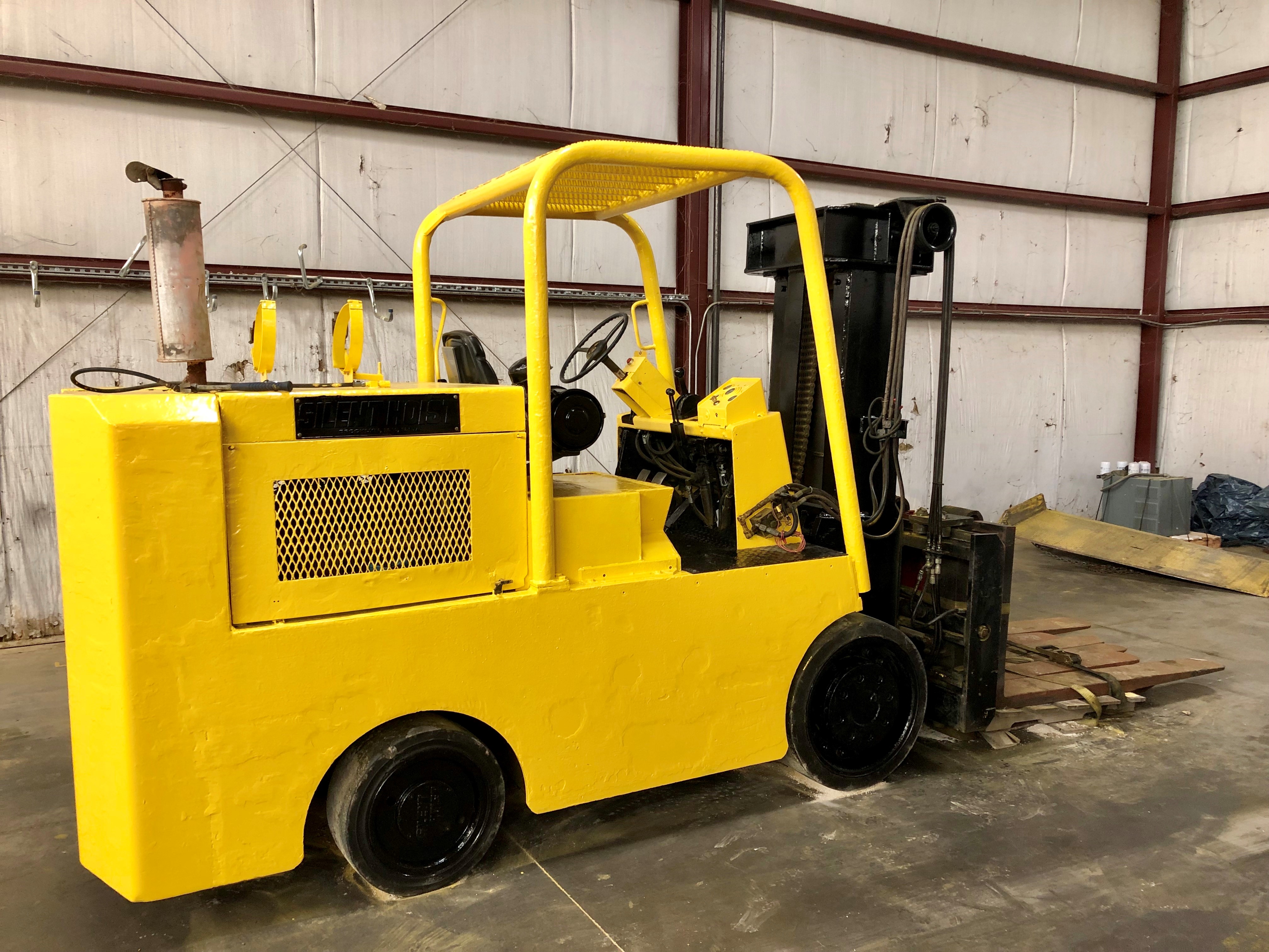 1986 SILENT HOIST 26,000 LB. CAPACITY FORKLIFT, LPG, S/N 20624, 114
