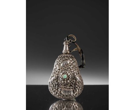 Silver with TurquoiseTibet 18th century  Dimensions: Height 14,5 cm Wide 8 cm Depth 6 cmWeight: 162 grams Gun powder flask wi