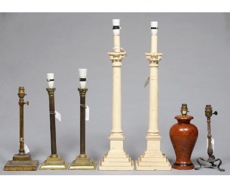 A TELESCOPIC LACQUERED BRASS COLUMNAR TABLE LAMP, EARLY 20TH C, ON STEPPED SQUARE BASE, 33CM H UNEXTENDED, A CONTEMPORARY EAR