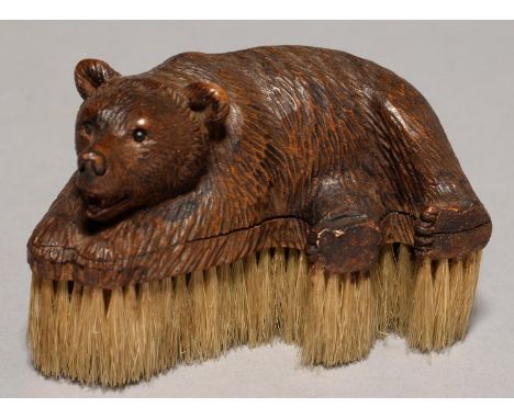 A SWISS CARVED LIMEWOOD BEAR CUB NOVELTY BRUSH, EARLY 20TH C, WITH BLACK BOOT BUTTON EYES, 11CM L Good condition