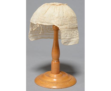 A FINE ENGLISH LACE BABY'S CAP, LATE 18TH C, WORKED WITH DESIGNED OF TRAILING FLOWERS ON A MUSLIN GROUND, ON TURNED LIGHT WOO