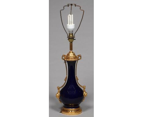 A FRENCH GILT BRASS MOUNTED BLUE GLAZED PORCELAIN VASE SHAPED LAMP, 20TH C, IN LOUIS XVI STYLE, ON PIERCED FOOT, 41CM H EXCLU