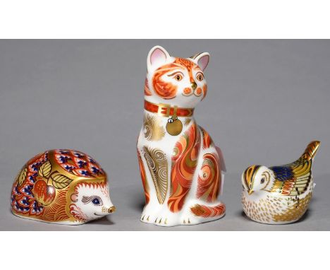 THREE ROYAL CROWN DERBY IMARI PAPERWEIGHTS, INCLUDING CHURCHILL'S CAT JOCK VI OF CHARTWELL, VARIOUS SIZES, PRINTED MARK, GILT