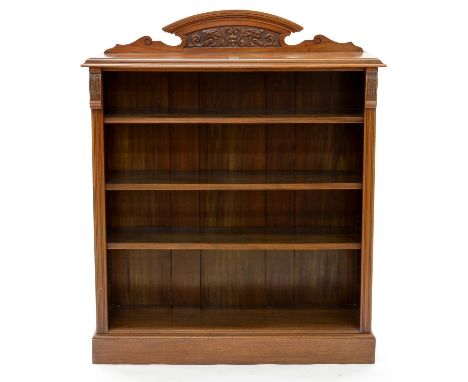 AN EDWARDIAN WALNUT OPEN BOOKCASE, WITH LOW ARCHED, CARVED UPSTAND, HAVING ADJUSTABLE SHELVES FLANKED BY MOULDED STANDARDS WI