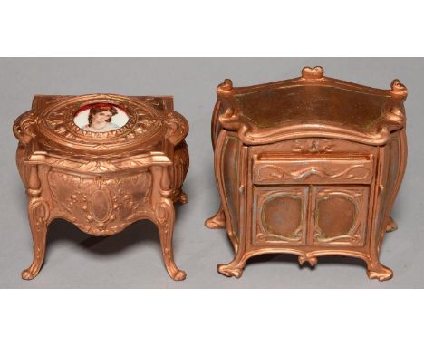 A FRENCH FIN DE SIECLE SPELTER COMMODE SHAPED TRINKET BOX, C1900, THE LID INSET WITH A PORCELAIN MINIATURE DECORATED WITH THE