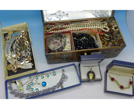 A jewellery box and costume jewellery including vintage, 1.25kg