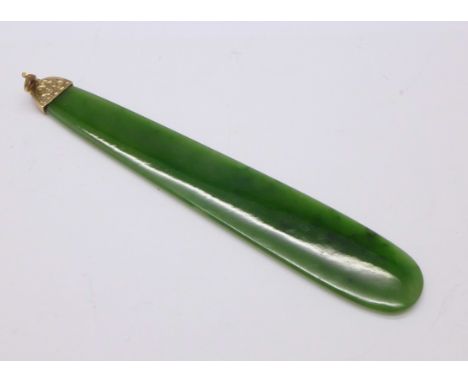 A 9ct gold and jade pendant, 9.5cm