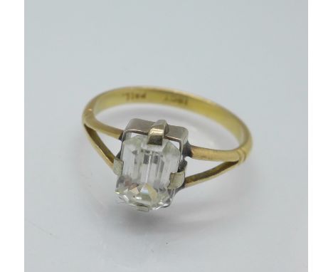 An 18ct gold stone set ring, 2.6g, M