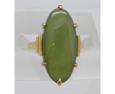 A 9ct gold and jade ring, 3.6g, I