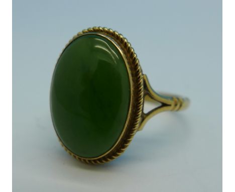 A 9ct gold and jade ring, 2.5g, M