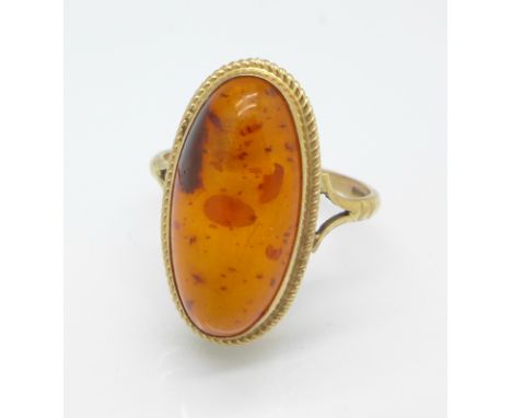 A 9ct gold and amber ring, 2.7g, M